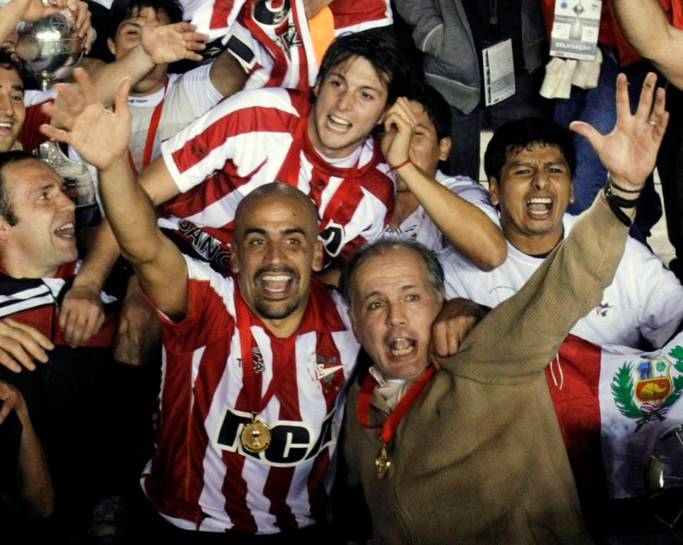 EN LA CIMA. Sabella festeja junto a “La Brujita” Verón la obtención de la Libertadores 2009. En 2010, ganaría el Apertura.
