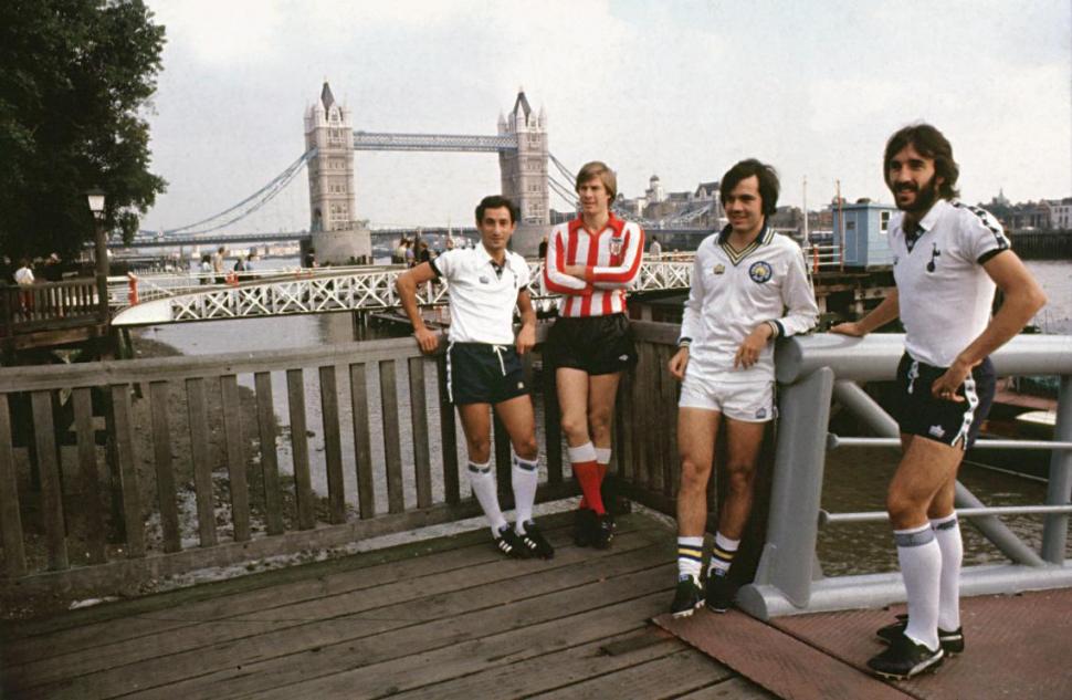 LONDRES. Con Osvaldo Ardiles, Claudio Marangoni y Ricardo Villa posaron en el Tower Bridge para El Gráfico (1980).