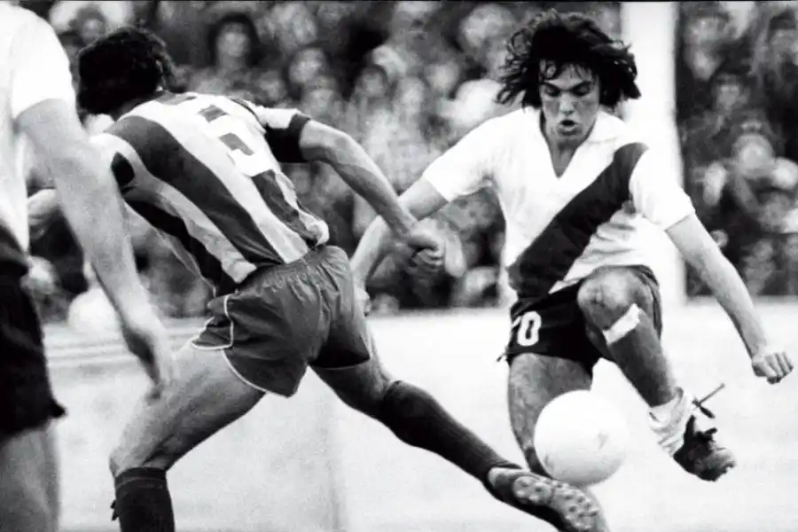 EN RIVER. Debutó en 1974. Eclipsado por Alonso, se fue a Leeds tras 118 partidos, en los que marcó 11 goles.