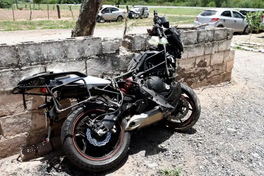 MALTRECHA. La moto y su piloto se llevaron la peor parte del choque.  