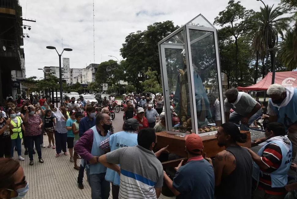 LARGO RECORRIDO. La imagen de la Inmaculada Concepción fue llevada por las calles de la Perla del Sur.