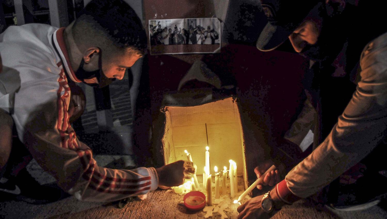 LO LLORA EL PINCHA. Hinchas de Estudiantes de La Plata encienden velas por Sabella.