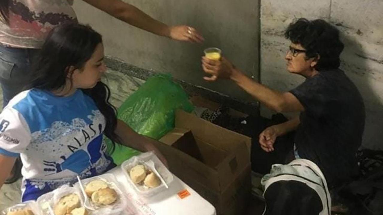 Por los tucumanos en situación de  calle, se unieron para armar 100 cajas navideñas