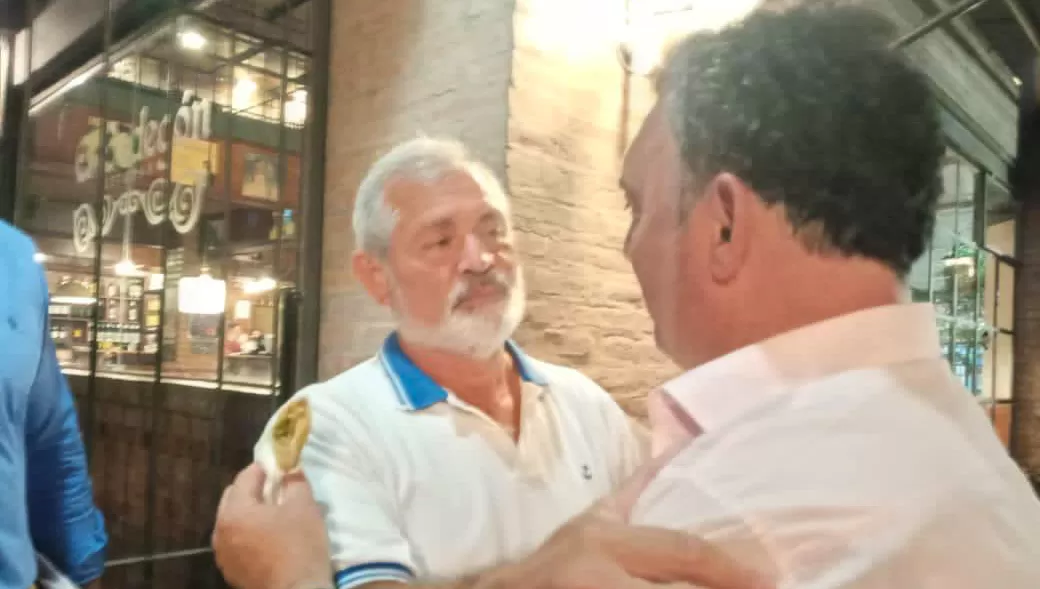 ABRAZO. El presidente saliente del Colegio de Abogados de Tucumán, Marcelo Billone, saluda a su sucesor, Rodolfo Gilli, que festejó en un bar cercano a la sede de la institución.