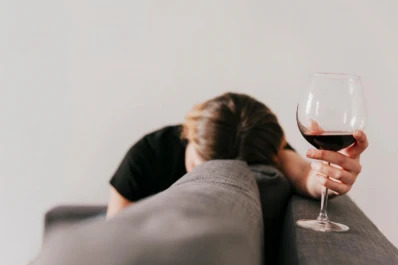Según un estudio, el encierro causa una suba del consumo excesivo de alcohol