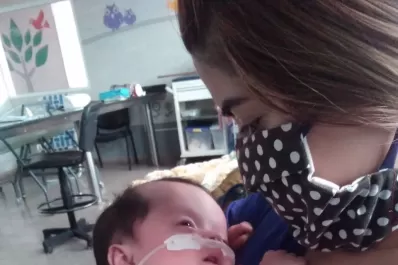 Casi muere por covid y ahora reza para que su bebé mejore