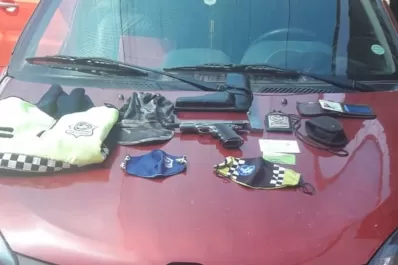 Llevaba pistola, uniforme y hasta barbijo de la Policía, pero no era policía: lo detuvieron