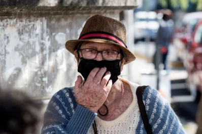 En verano y con pandemia: ¿cómo cuidar la salud física de los adultos mayores?