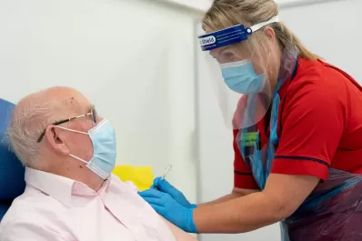 Estados Unidos quedó más cerca de aprobar su primera vacuna contra covid-19