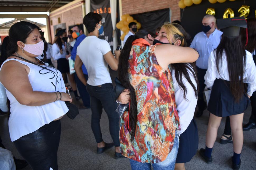 FIN DE UNA ETAPA. Una madre abraza emocionada a su hija que acaba de recibir su título de egresada en la escuela Amado Nicomedes Juri.  