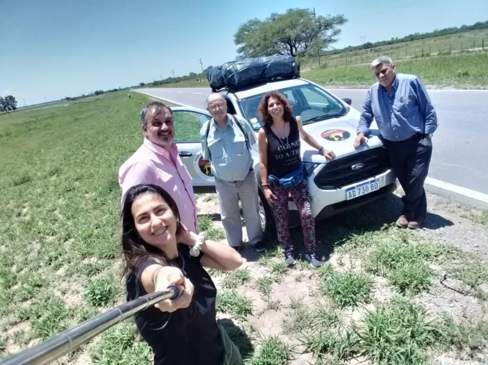 EN RUTA. Xiara Isgut, Fabián y Carlos Neiman, Analía Fares y Alberto Mansilla en su viaje a la Patagonia.  