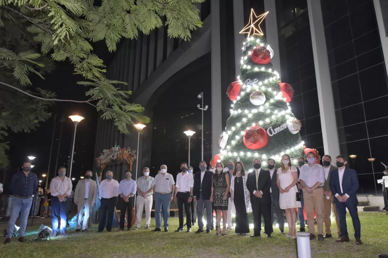 AUTORIDADES Y LEGISLADORES. Acto del encendido del árbol de Navidad. Foto: Prensa HLT