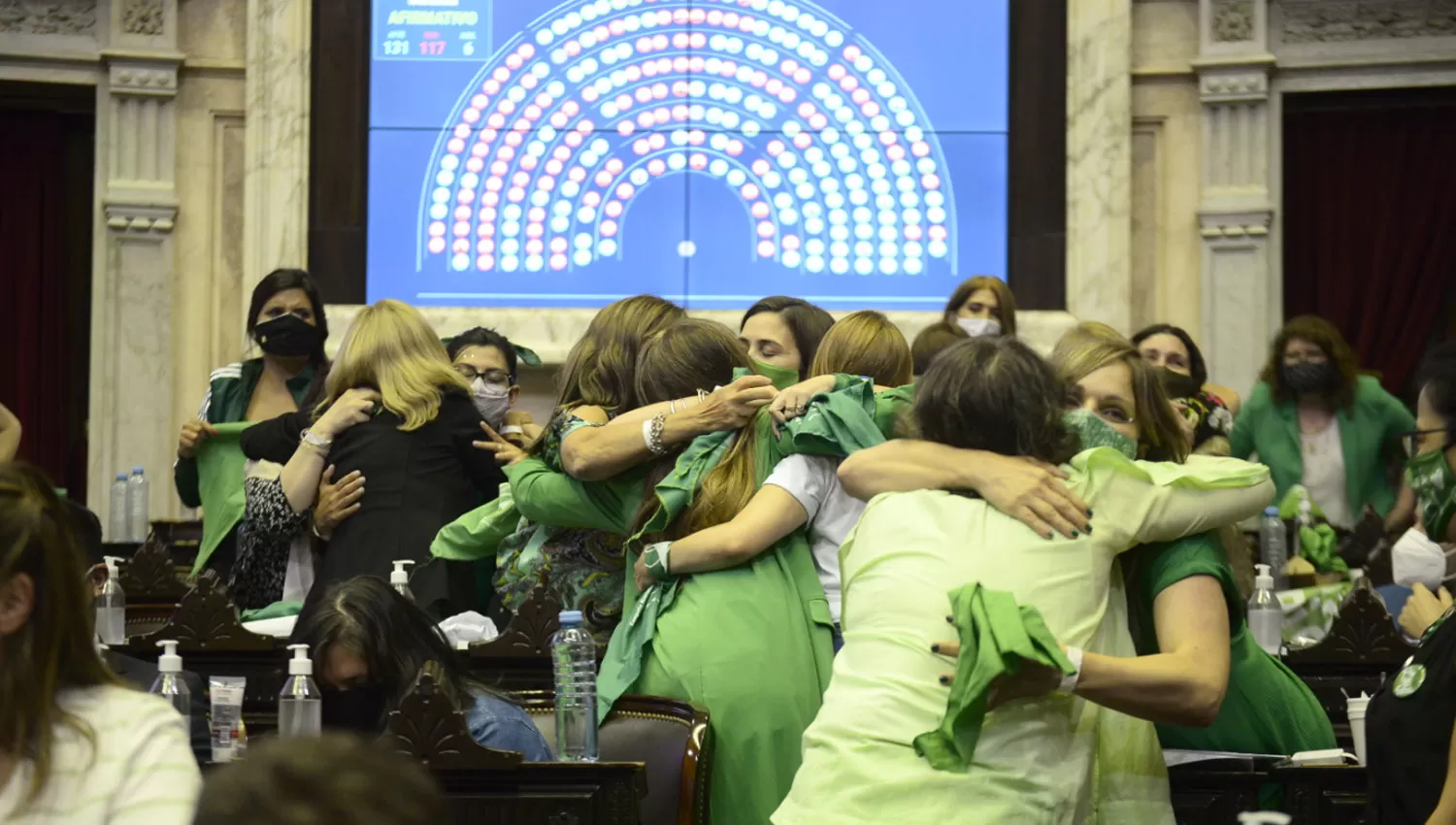 CELEBRACIÓN. Las diputadas que apoyaron la iniciativa se funden en un abrazo luego de conseguir la media sanción.