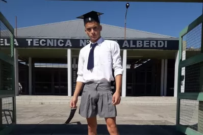 Un estudiante fue de pollera a recibir su diploma y lo discriminaron