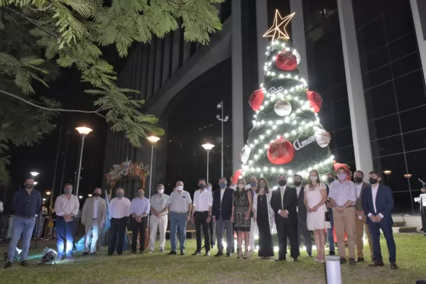 Árbol encendido, pedidos de prosperidad y saludos navideños en la Legislatura