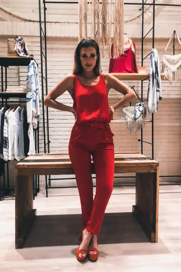 La cara de la casa Elier, la modelo Luz Michel, luciendo un súper look total red.