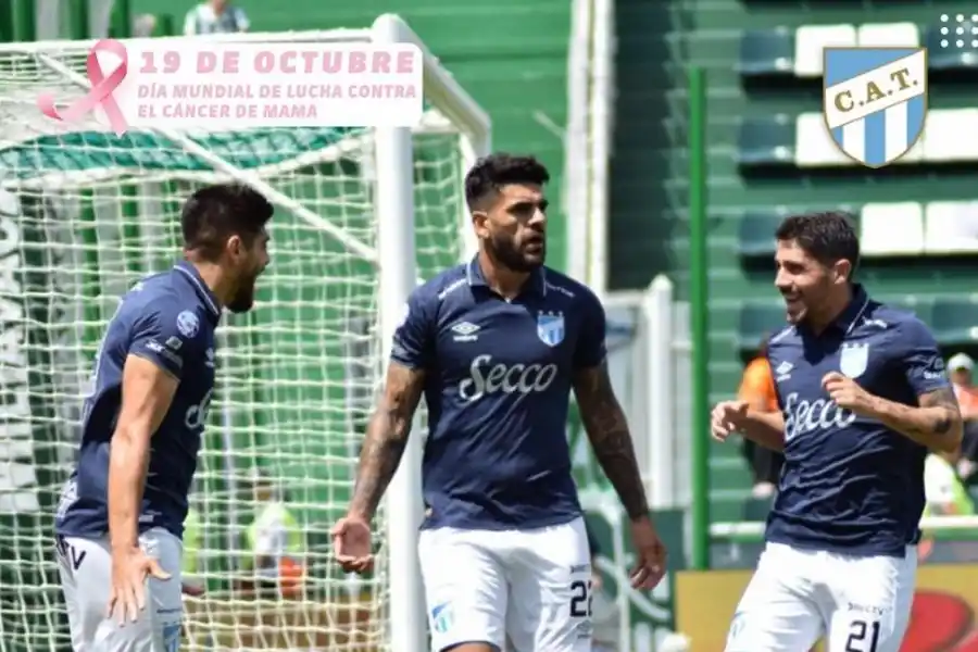 Banfield en casa, después de tres años. El “Taladro” ganó los tres primeros partidos de la Copa. Luego se lesionó Cuero y perdió fuerza. Igual es un rival duro. Desde 2017 no visita Tucumán. En la foto, Toledo y Erbes celebran en el último 2-1.