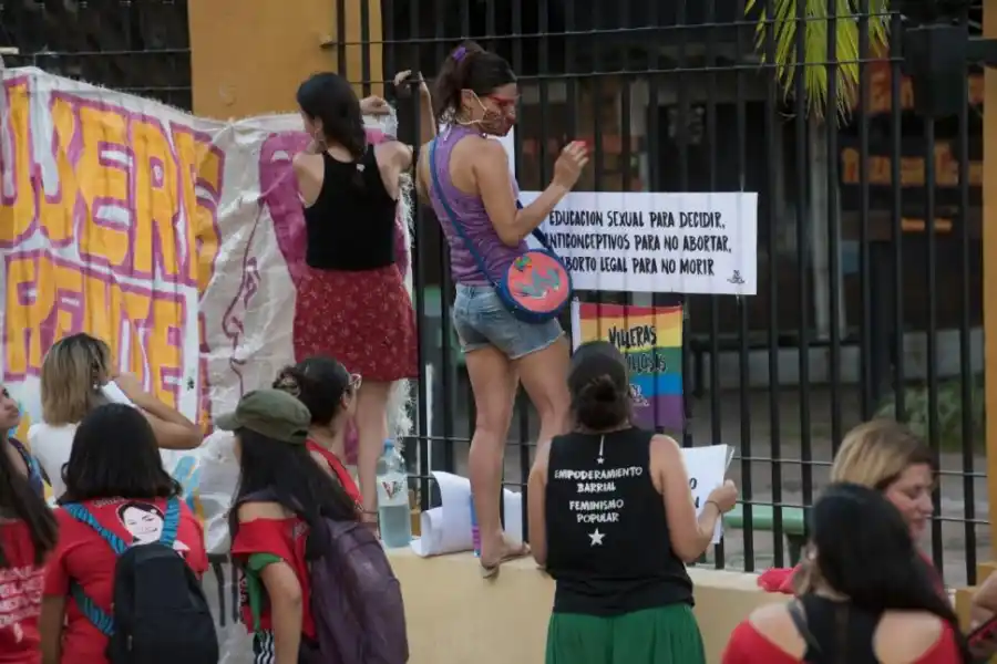 ABORTO LEGAL. Jóvenes pegan carteles cerca de la Casa Histórica. 