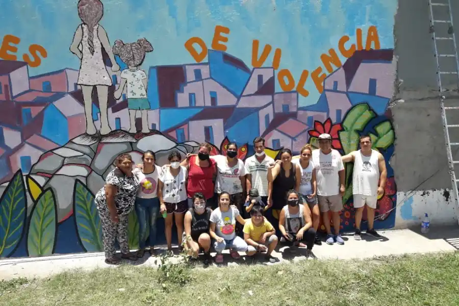 Pintan un mural para pedir justicia por Abigail Riquel y Abigail Luna