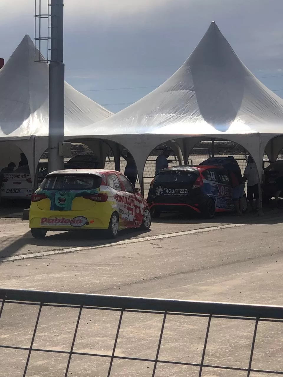  CONTROLES. Los autos de Ortega y de Bestani en la verificación técnica. Un intenso calor recibió a los pilotos en San Juan.