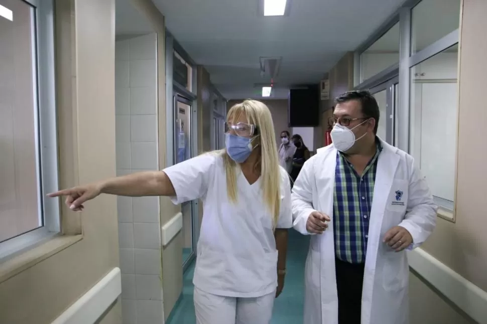 RECORRIDA. Chahla recorre el Laboratorio de Salud Pública en compañía del jefe de esa área, Dardo Costas. 