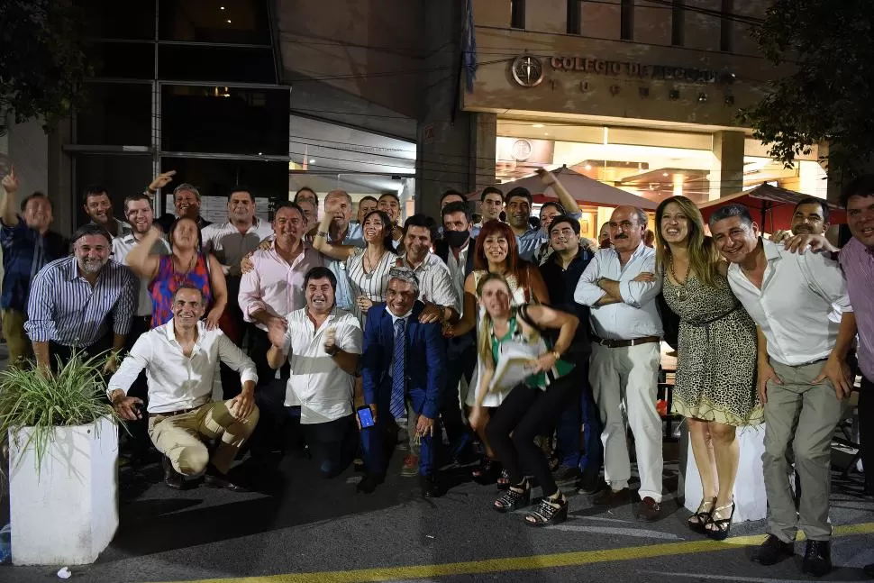 EUFÓRICOS. Los miembros del Frente Institucional de Abogados posaron en la calle Congreso tras la victoria completa que obtuvieron ayer. 