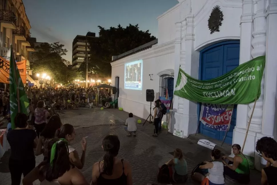 SIGUEN EL DEBATE. Desde las puertas de la Casa Histórica, manifestantes a favor del proyecto escuchan las ponencias de los diputados. 