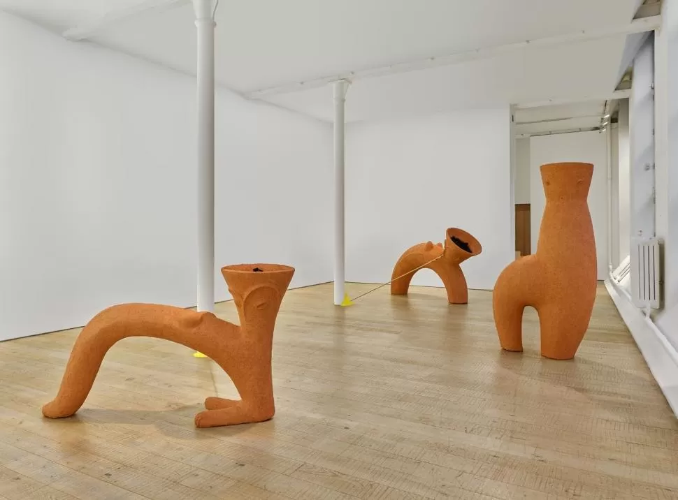 FORMAS Y FIGURAS. Cuatro son las piezas de grandes dimensiones que expone el tucumano Gabriel Chaile en el Soho, el barrio artístico londinense.   