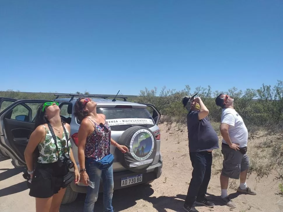 MIRAN EL SOL. Los expedicionarios prueban lentes especiales para el eclipse. 