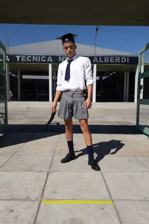 VESTIDO COMO SE AUTOPERCIBE. Luis Villafañe, de 18 años, al egresar de una escuela de Alberdi. 