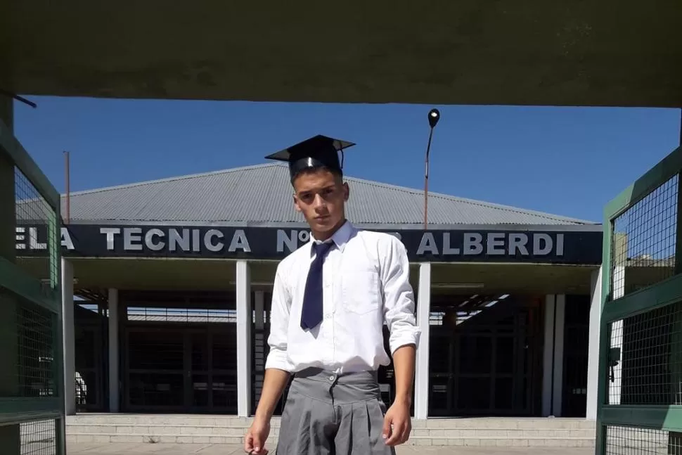 VESTIDO COMO SE AUTOPERCIBE. Luis Villafañe, de 18 años, al egresar de una escuela de Alberdi. 