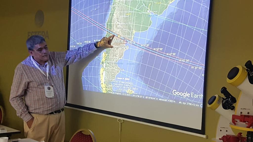 Alberto Mansilla mostrando el punto donde será el centro del eclipse. 