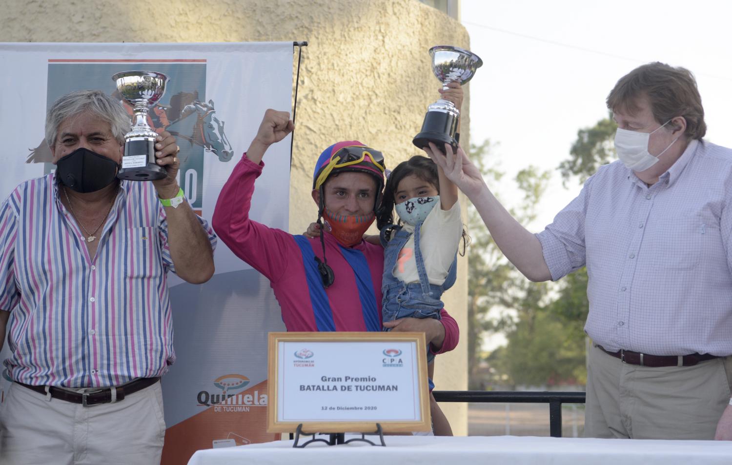 PREMIACIÓN. El entrenador “Pancho” Jiménez y el jinete Vizcarra (junto con su hija) recibieron las copas del Gran Premio. 