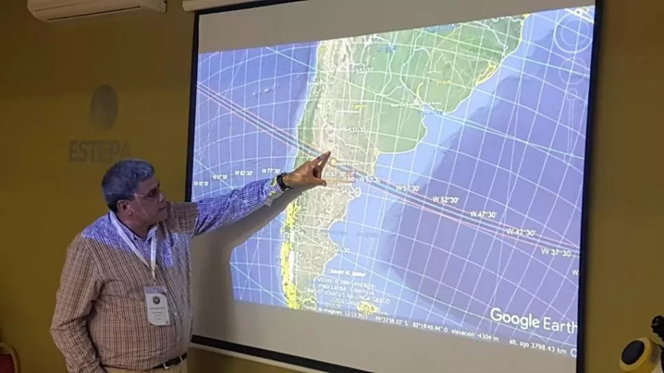 TRAYECTO. Alberto Mansilla, director del Observatorio de Ampimpa, muestra el punto de centralidad del eclipse. 
