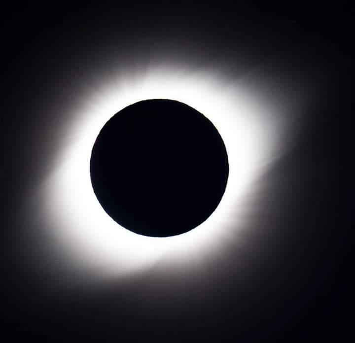 FENÓMENO SOLAR. Hacia el mediodía de mañana se producirá un eclipse total de Sol, y el fotógrafo Carlos di Nallo se encuentra en la Patagonia para registrarlo.