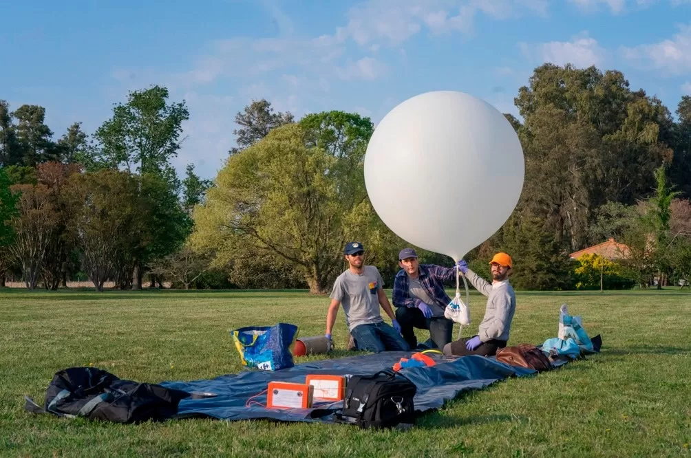 LOS IMPULSORES DEL PROYECTO. Franco Meconi, Christian Schmiegelow y Alex Sly, junto al globo que será lanzado a 22.000 metros de altura. 