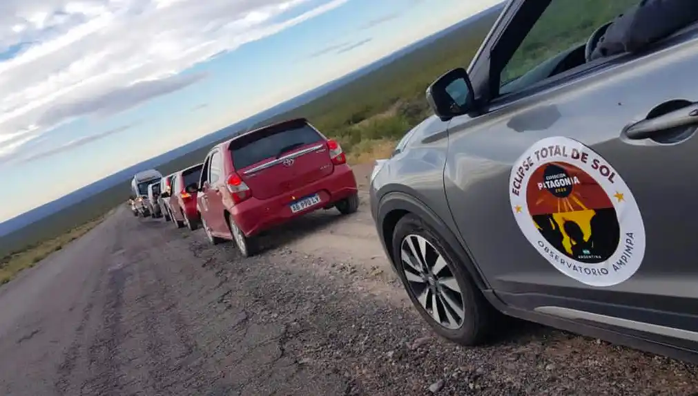 CONFRATERNIDAD. El contingente coordinado por el personal del Observatorio Astronómico de Ampimpa y lugareños de la zona cercana al campamento compartieron el almuerzo y sus experiencias.
