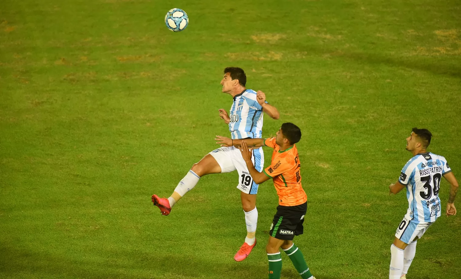 SIN FÚTBOL. Aguirre jugó un mal partido y Atlético lo sintió. LA GACETA/FOTO DE DIEGO ARÁOZ 