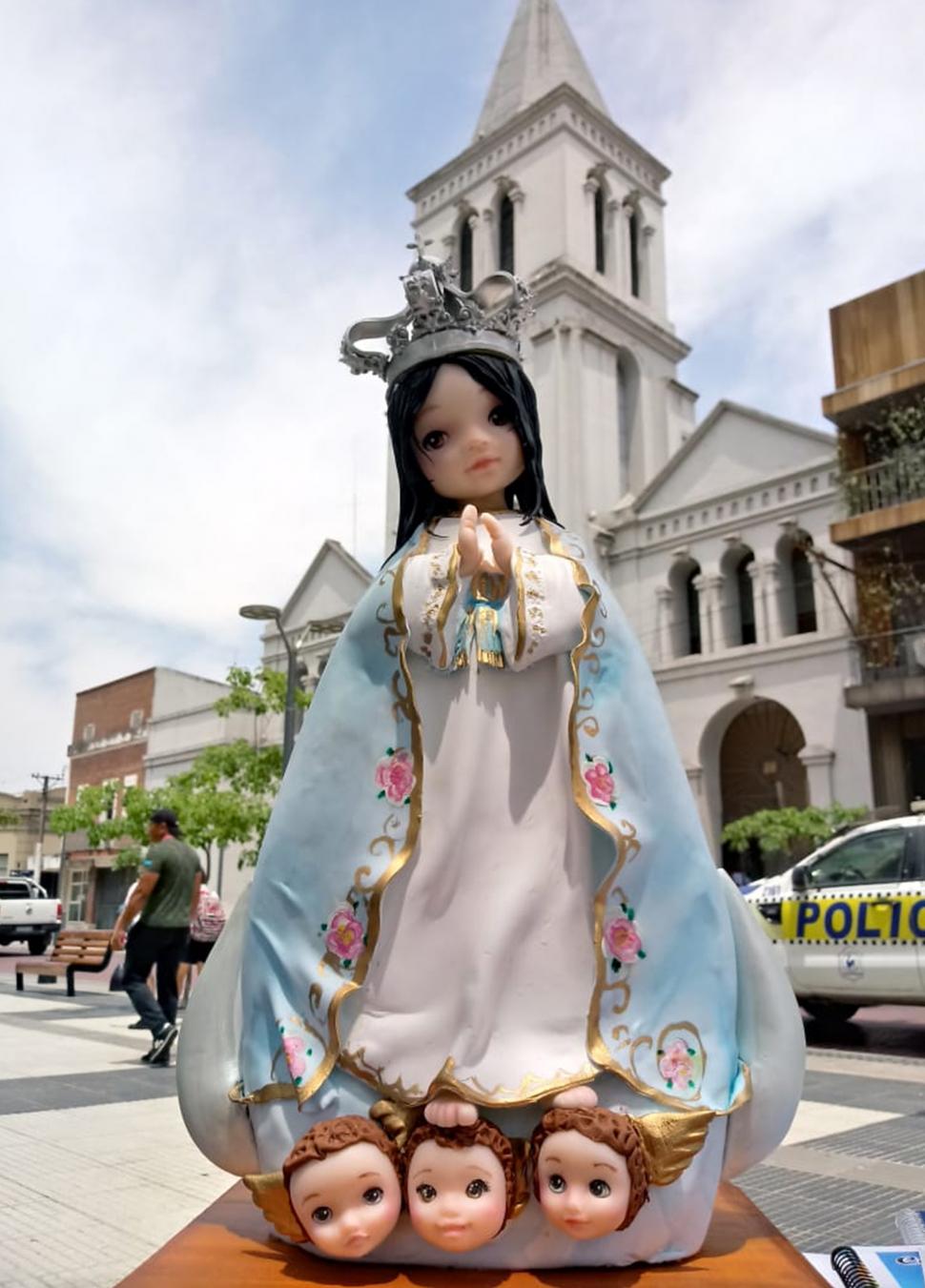 VIRGEN. Imagen en versión niña de María Victoria “Vicky” Villagra.