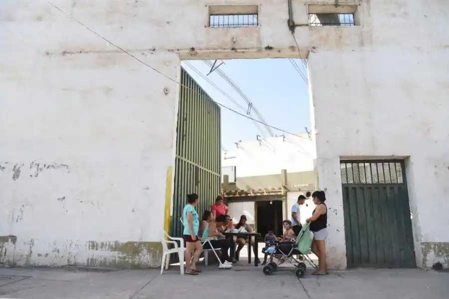 MATE Y VIGILIA. En el portón de Lavalle al 4000, esperan novedades. 