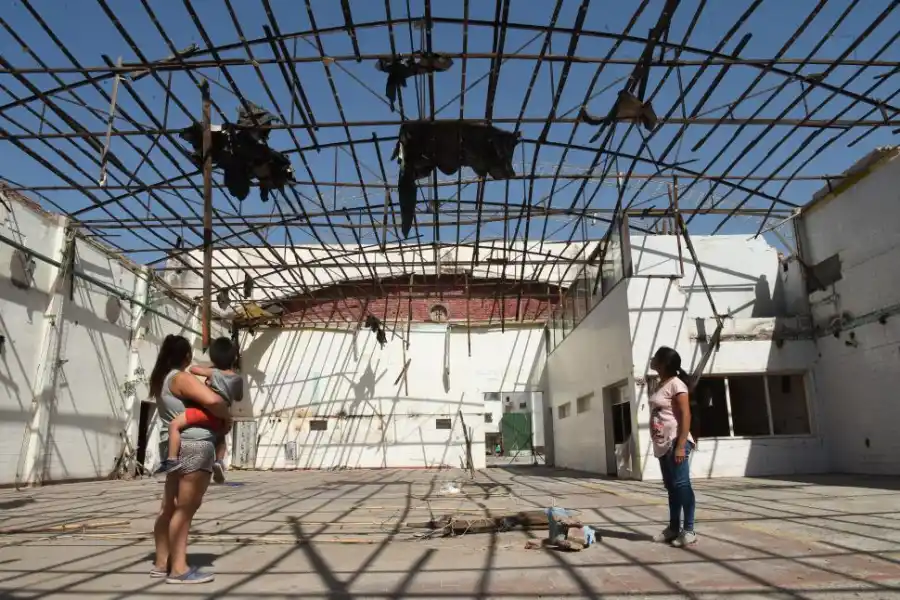 VÁNDALOS. Robaron chapas, estructuras de hierro, ventanas y puertas. 