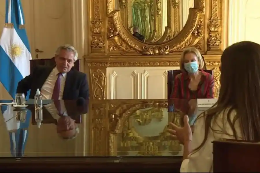 ENTREVISTA CON EL JEFE DE ESTADO. Sbdar habla en presencia del Presidente y de la jueza Weinberg de Roca. 