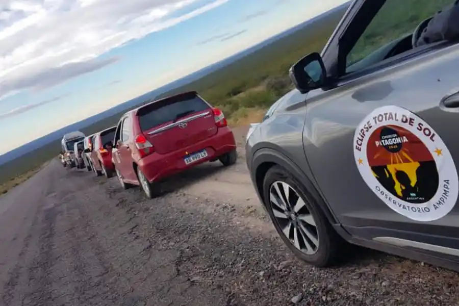 CONFRATERNIDAD. El contingente coordinado por el personal del Observatorio Astronómico de Ampimpa y lugareños de la zona cercana al campamento compartieron el almuerzo y sus experiencias.