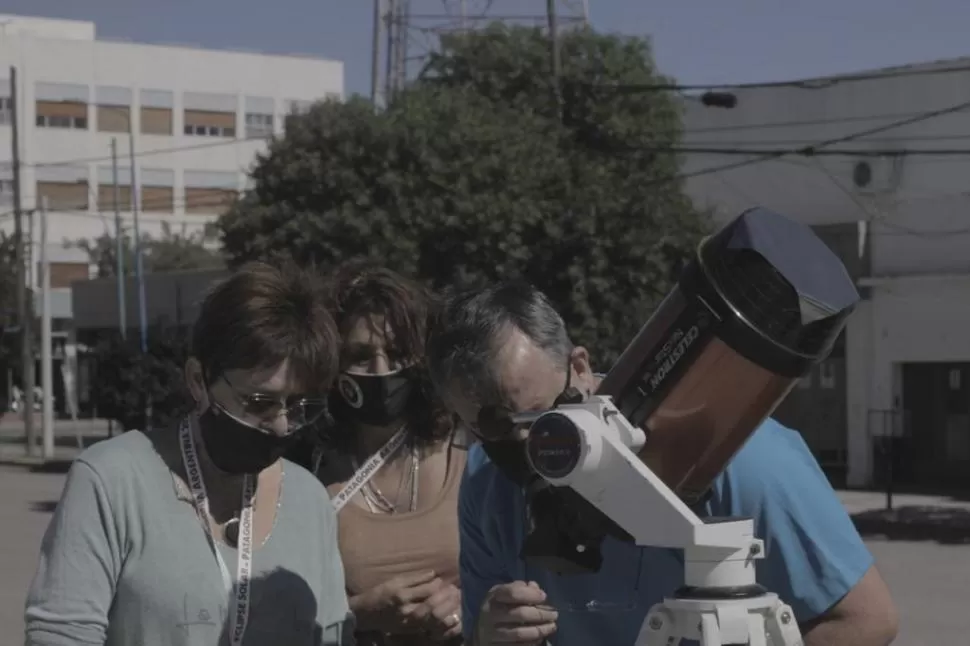 PUESTA A PUNTO. Miembros de la expedición organizada por el Observatorio de Ampimpa revisan sus instrumentos para la observación del eclipse. 