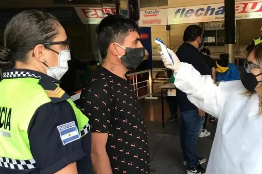 A pesar de la vacuna habrá que seguir usando el barbijo, advierten los expertos