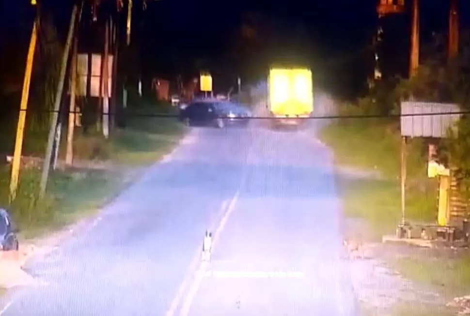 DESCONTROLADO. El vehículo sale descontrolado después de haber embestido a una camioneta en uno de los ingresos de Bella Vista.  CAPTURA DE VIDEO