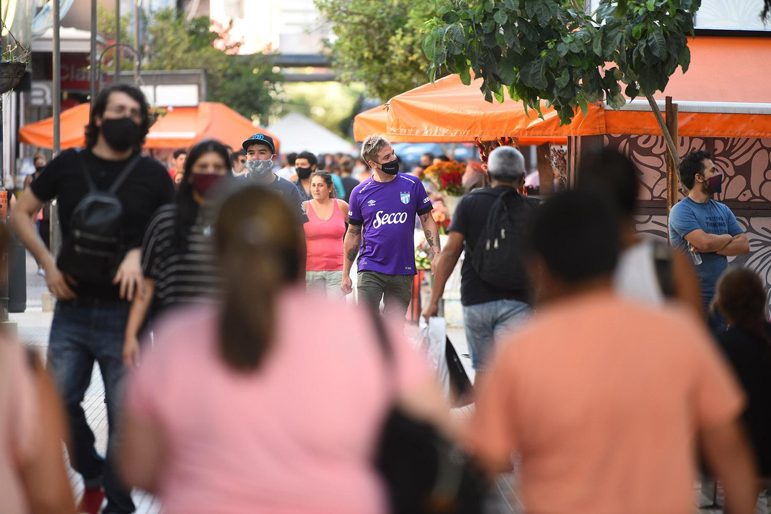 SOCIEDAD. Varios tucumanos caminan por una peatonal. Chahla le pidió a los ciudadanos más prevención.