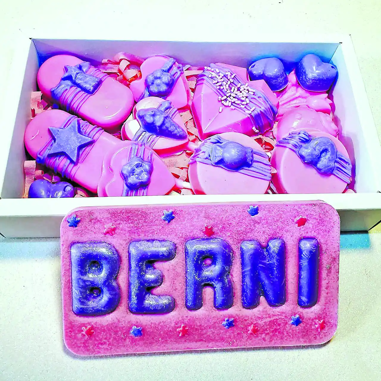 CON DEDICATORIA. Las cajas de bombones de “Dulce Carito”.