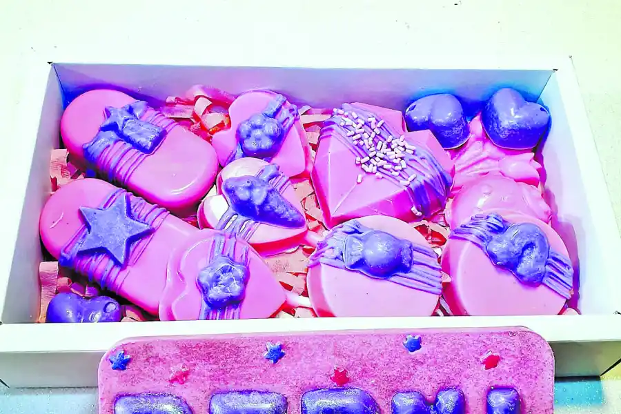 CON DEDICATORIA. Las cajas de bombones de “Dulce Carito”.