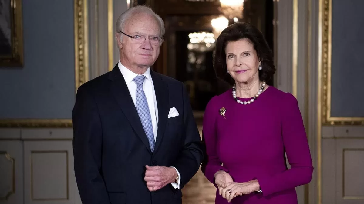 Los reyes de Suecia, Carlos Gustavo y Silvia, posan en el palacio real de Estocolmo. 